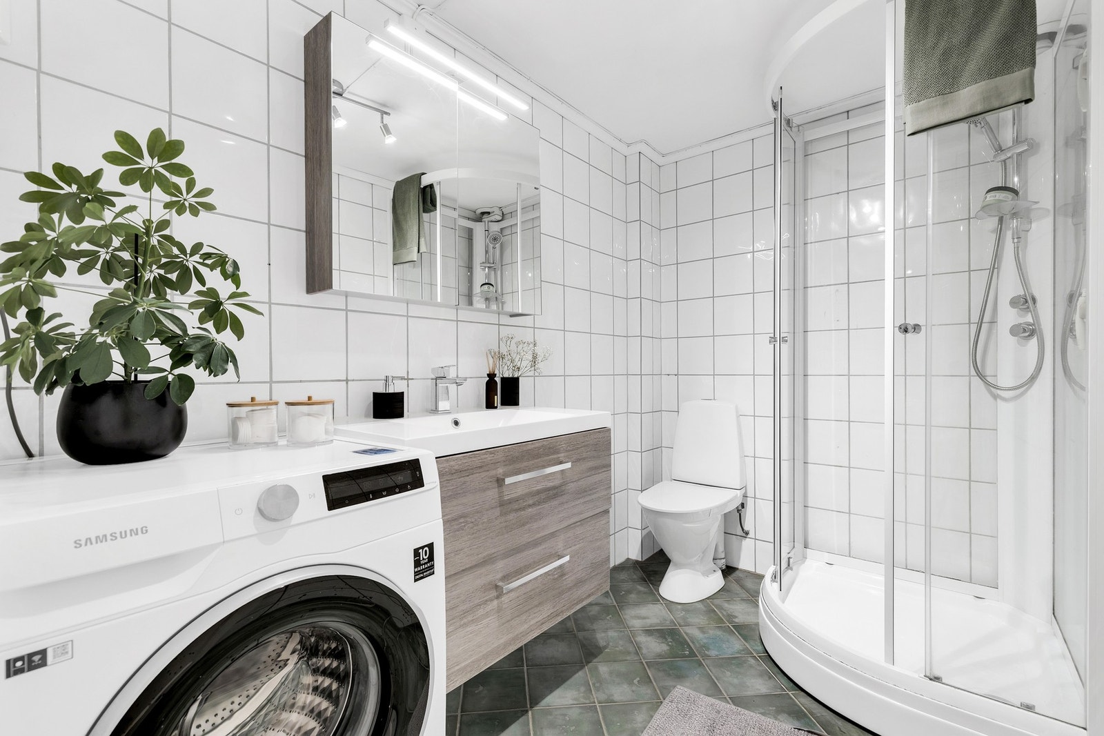 Delikat flislagt bad på 4,3 kvm med gulvvarme. Opplegg for vaskemaskin og dusjkabinett. Galleribilde