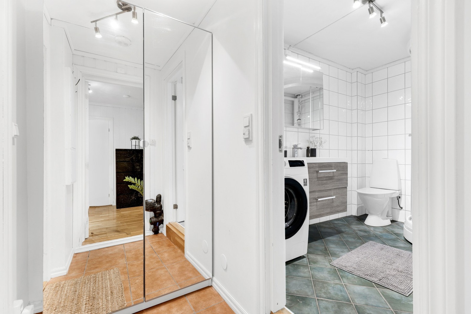 Gangen har plass til klesskap. Galleribilde