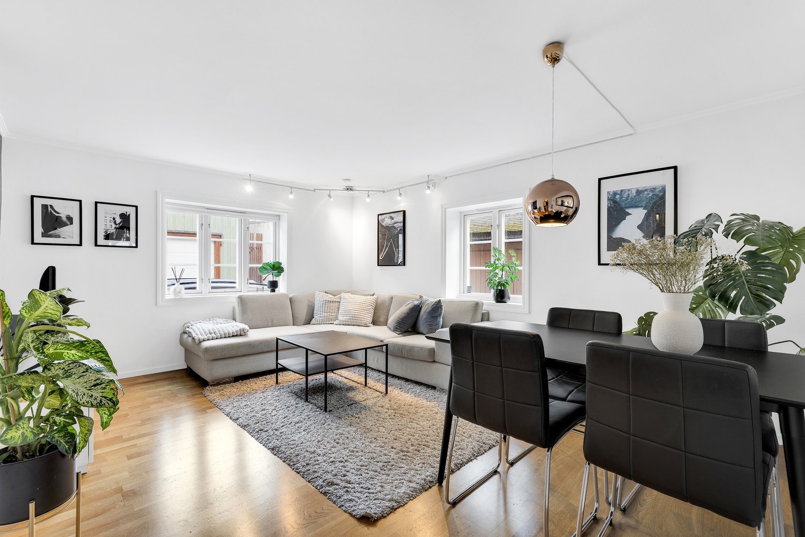 Stuen er på 16,6 kvm og gir plass til både sofa og spisebord. Galleribilde