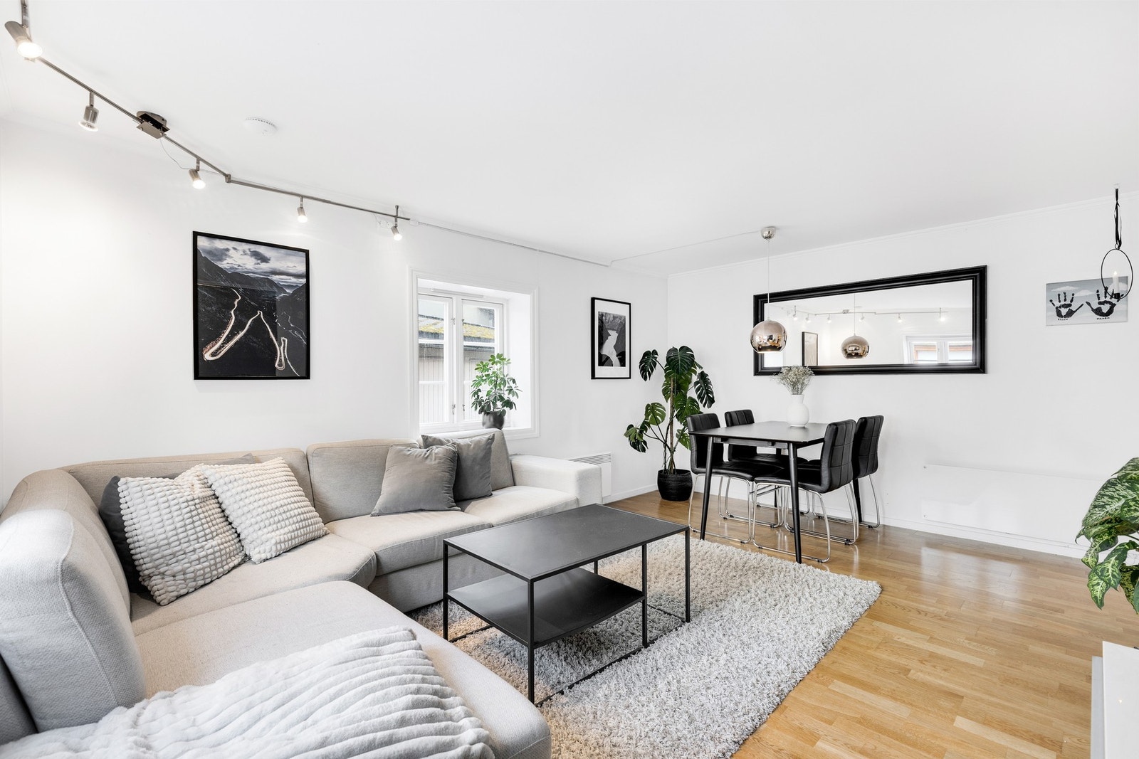 Velkommen til Kirkegata 12 D, en flott 3-roms leilighet presentert av EiendomsMegler 1 ved Christian Aa. Galleribilde