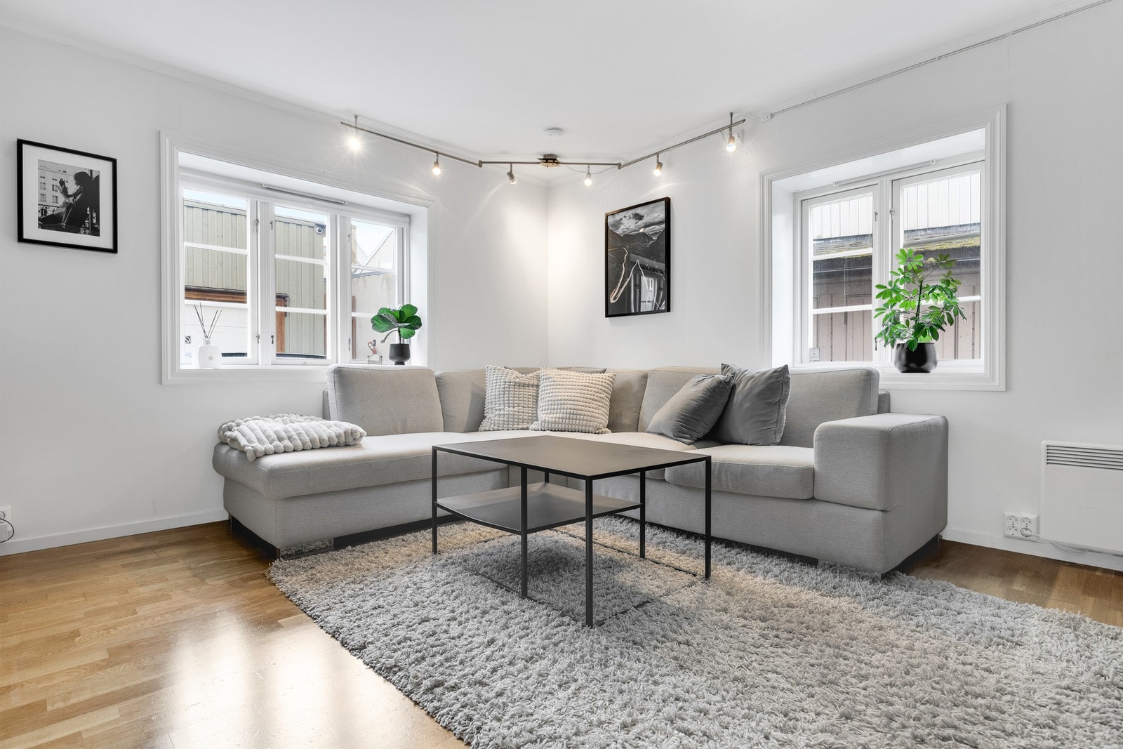 Vinduene gir godt med lysinnslipp på stuen. Galleribilde