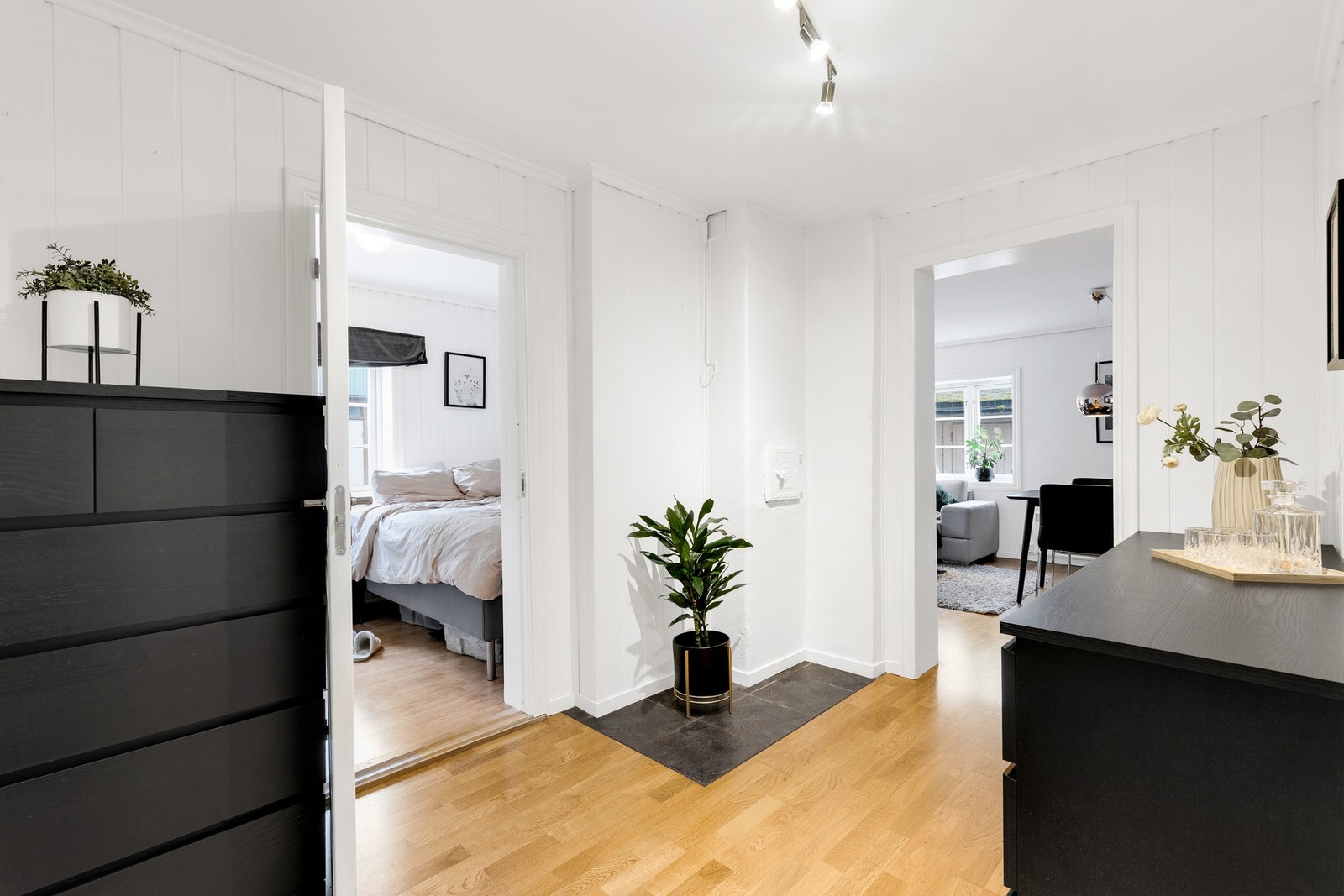 Praktisk planløsning med god flyt mellom entré, stue og soverom. Galleribilde