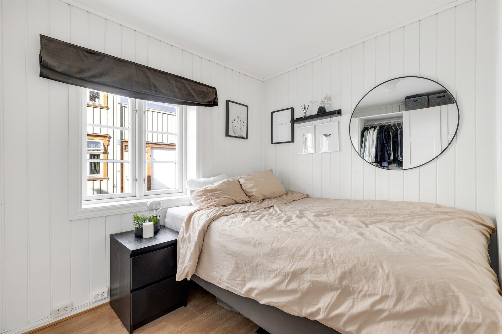 Det ene soverommet er på 6,8 kvm med god plass til dobbeltseng. Galleribilde