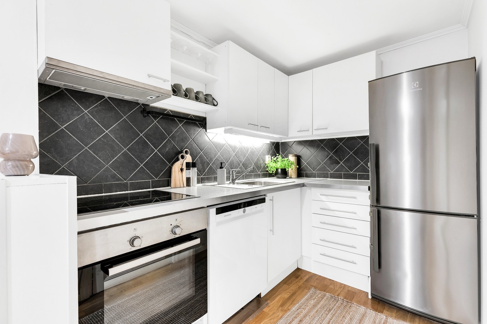 Pent kjøkken med god skapplass. Galleribilde