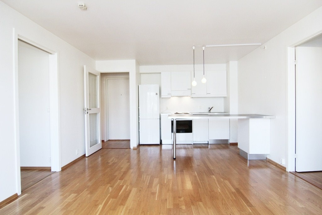 Åpen kjøkkenløsning mot stuen. Galleribilde