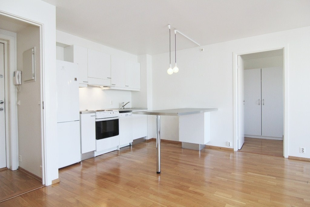 Pent kjøkken med hvitevarer Galleribilde