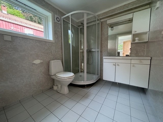 Bad med dusj og wc og opplegg for vaskemaskin Galleribilde