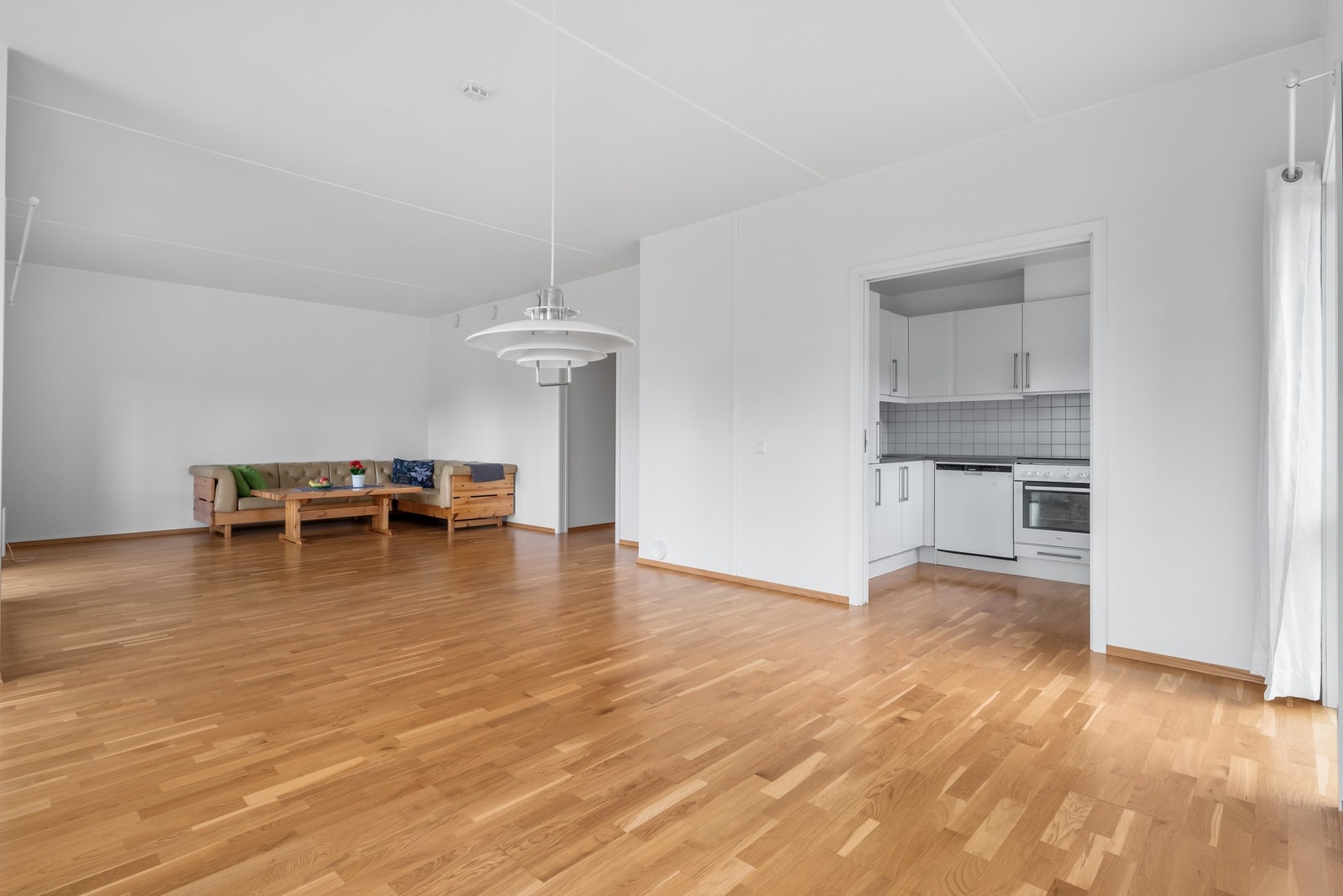 Det er skyvedør inn til kjøkken. Galleribilde