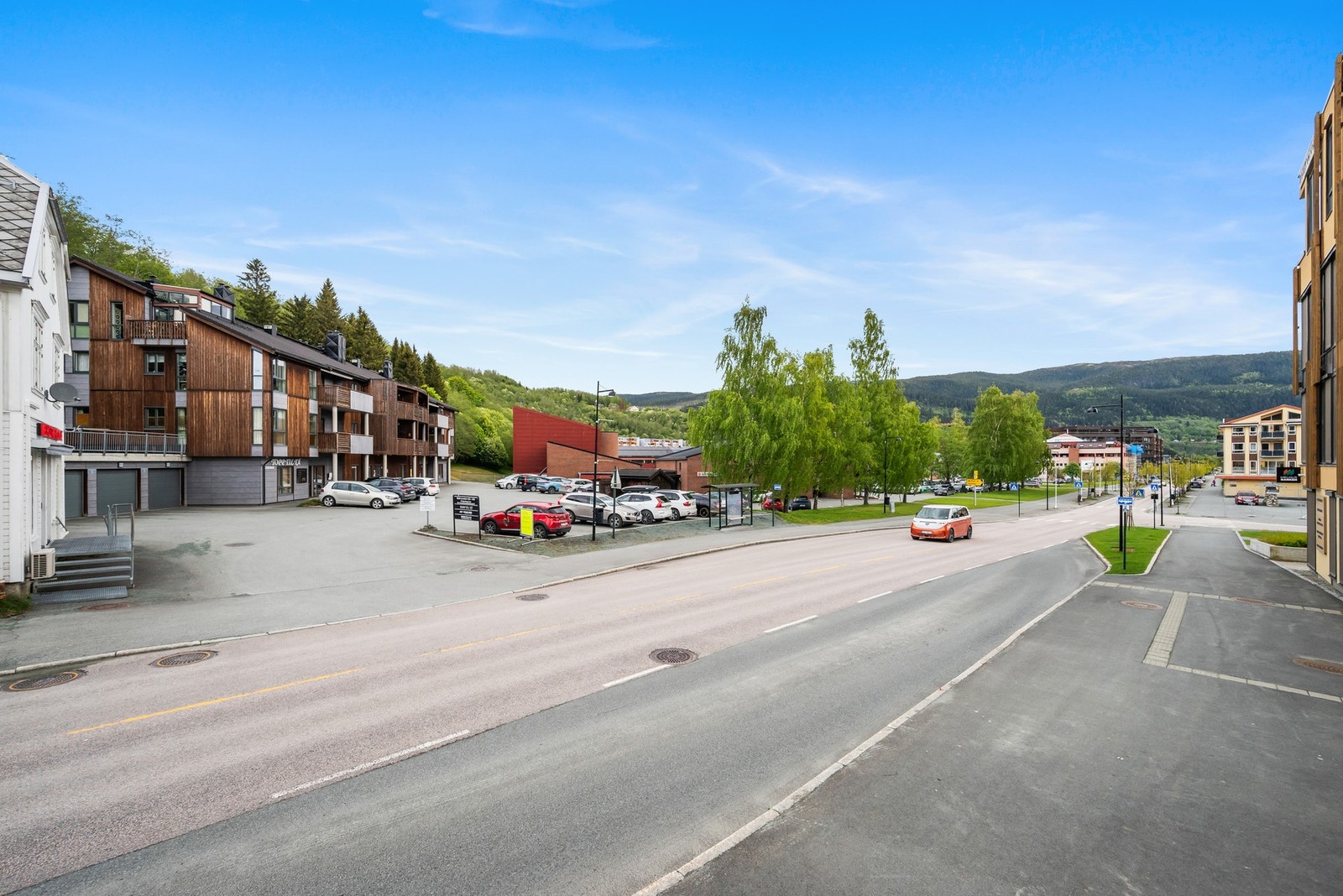 Eiendommen ligger med umiddelbar nærhet til sentrum med gange til "ALT". Galleribilde