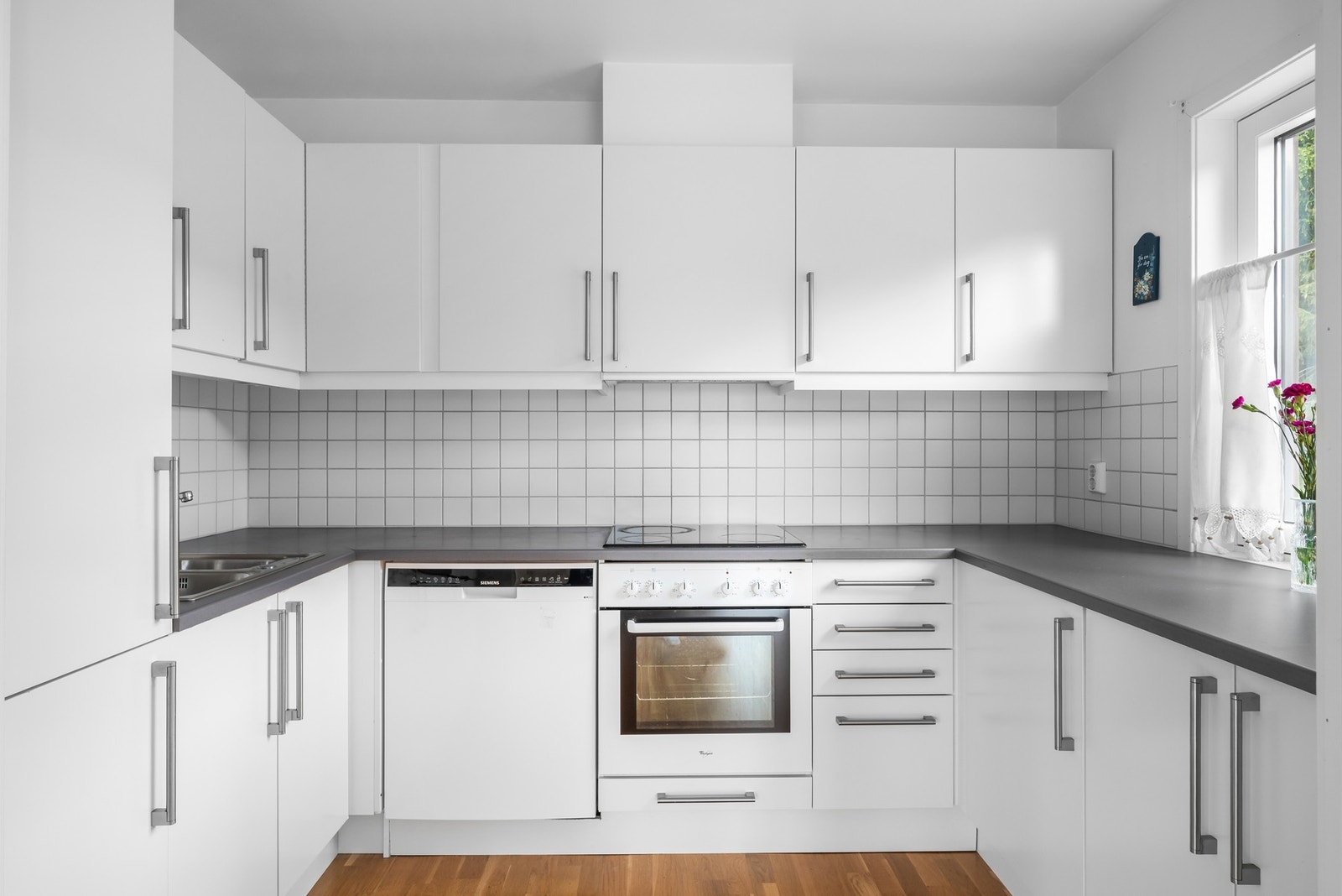 Praktisk kjøkken med nøytrale farger. Galleribilde