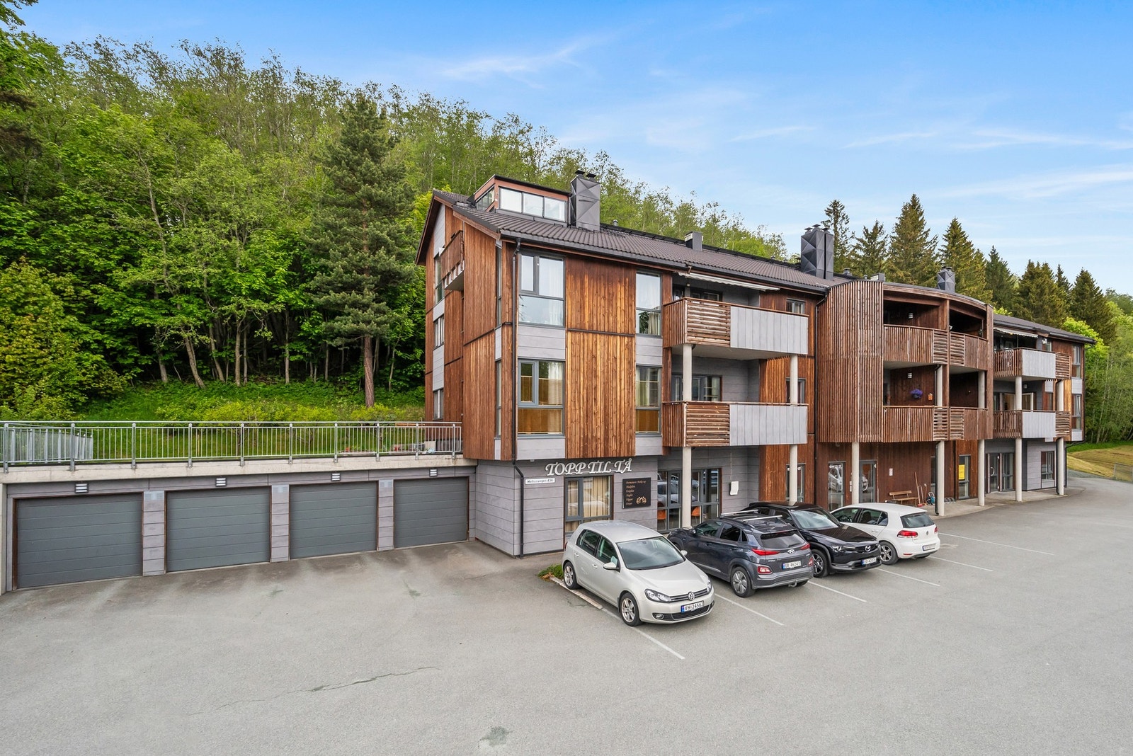 Blokken består av nærings lokaler i sokkel og leiligheter i etasjene over. Galleribilde