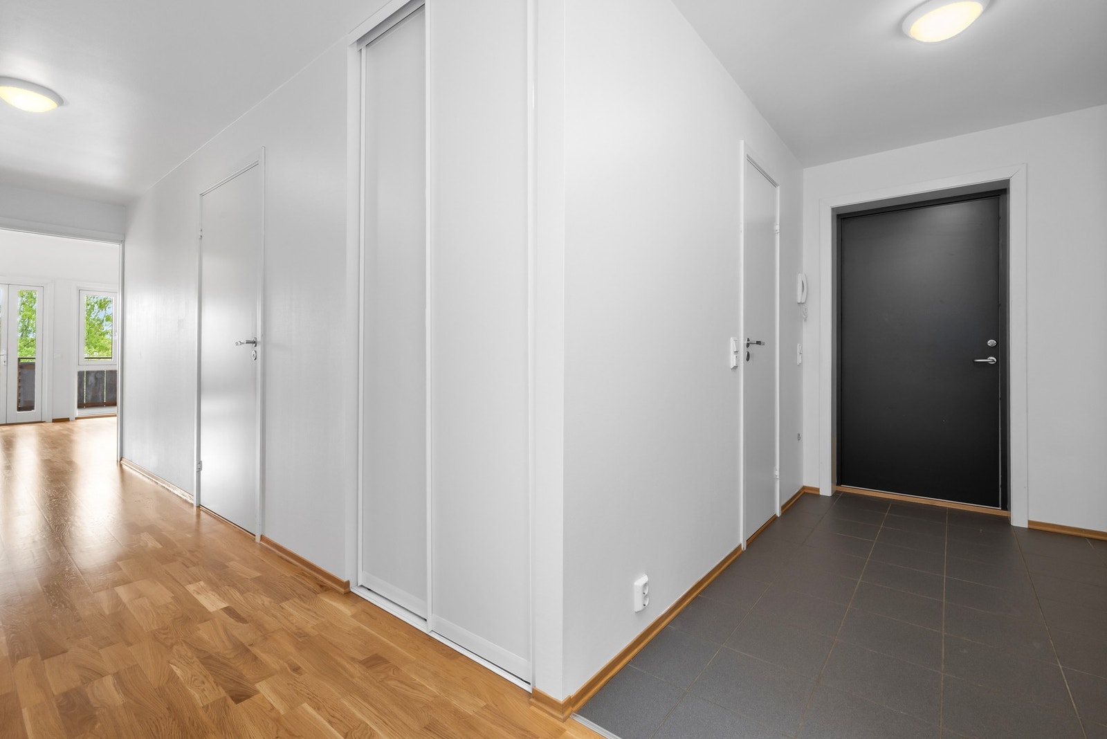 Praktisk med flislagt entrè. Galleribilde