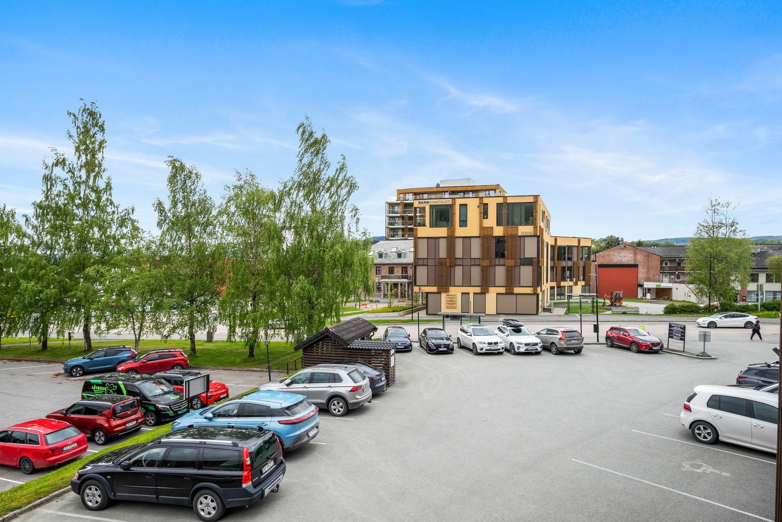 Leiligheten disponerer parkeringsplass på sameiets tomt. Galleribilde