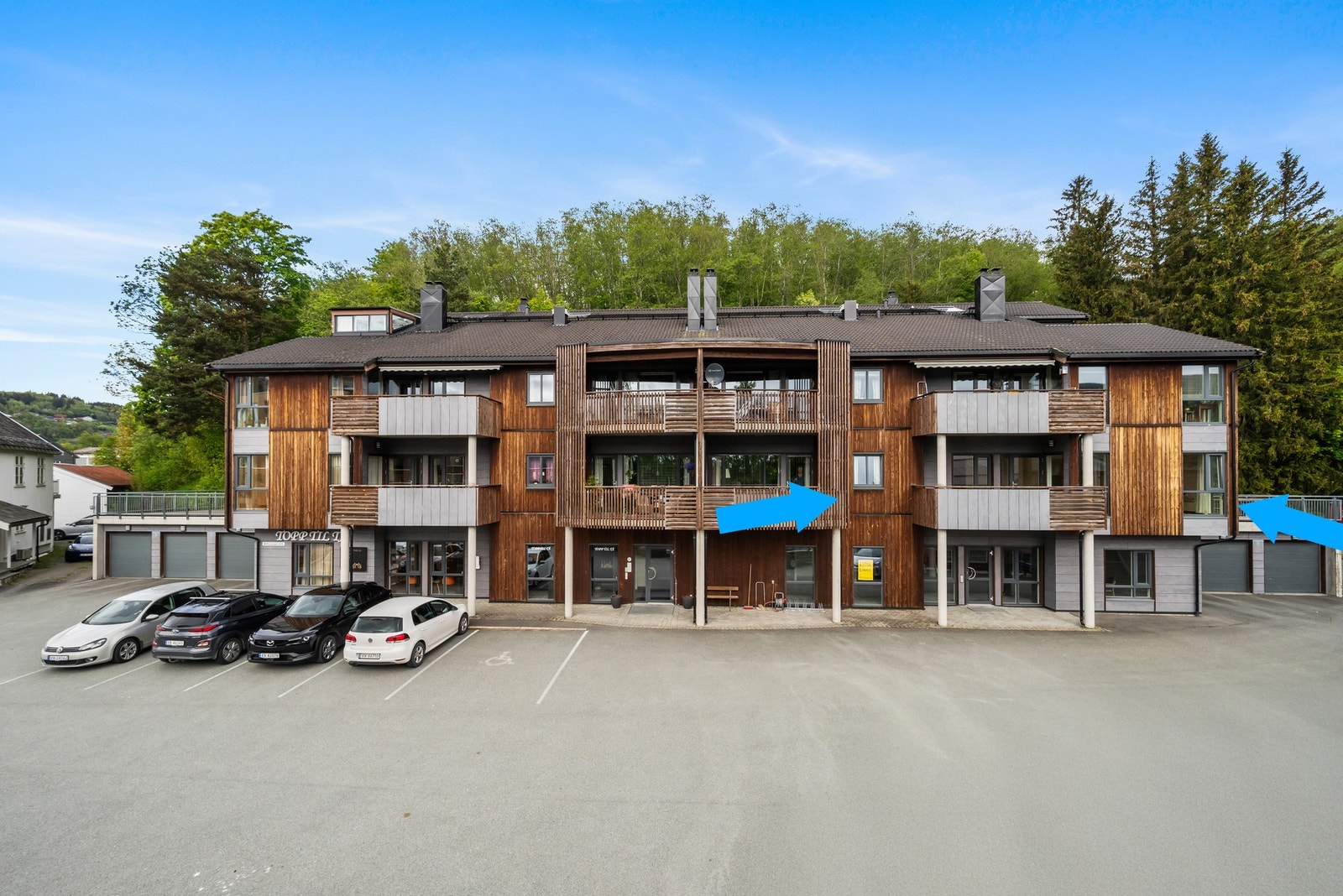 Leiligheten ligger fint til på hjørnet i byggets i 2. etasje. Galleribilde