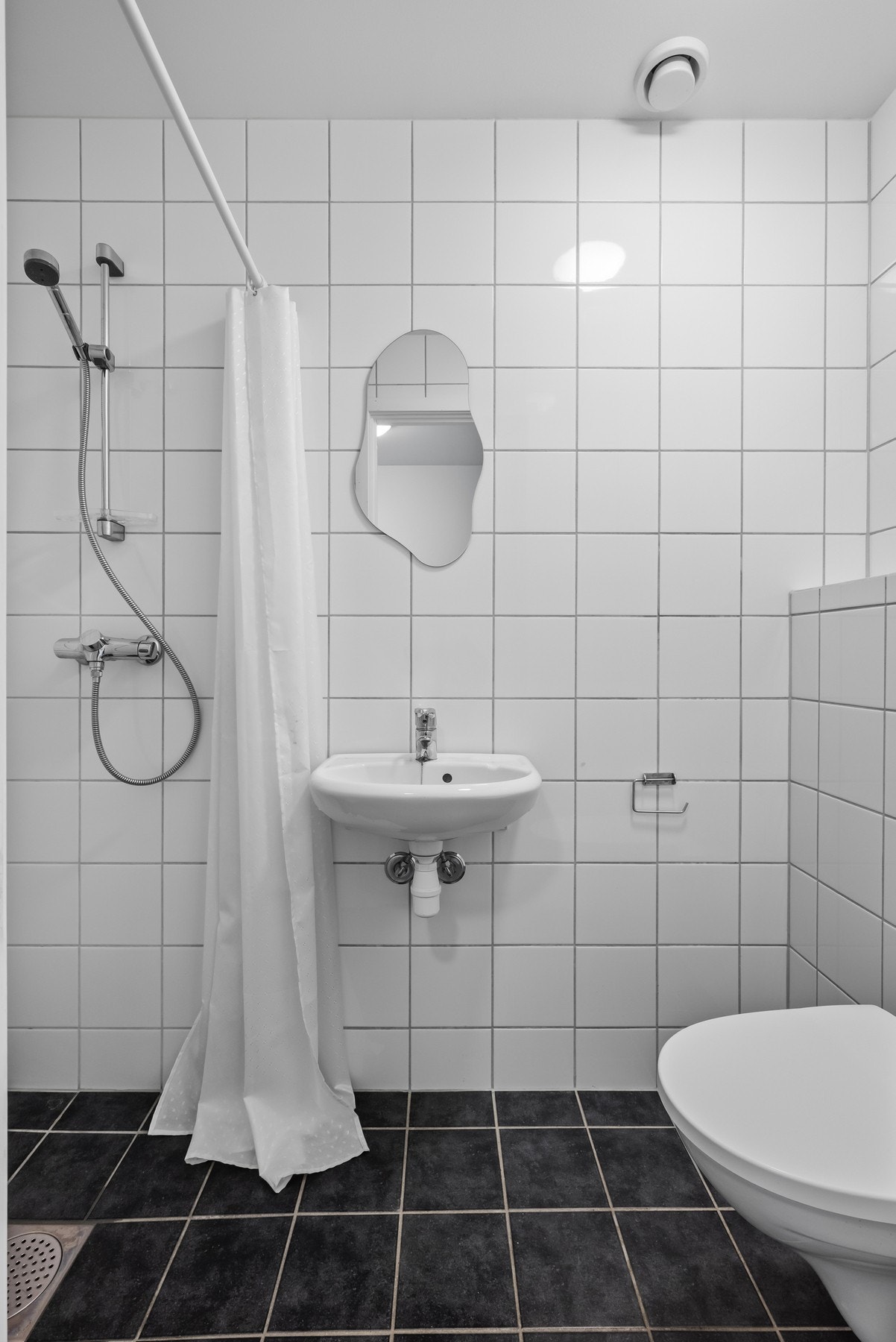 Gjestetoalett / bad ved entrè på 2,5m². Galleribilde