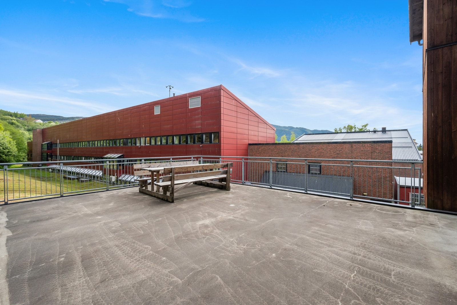 Uteområdet er pent opparbeidet med flott felles terrasse. Galleribilde