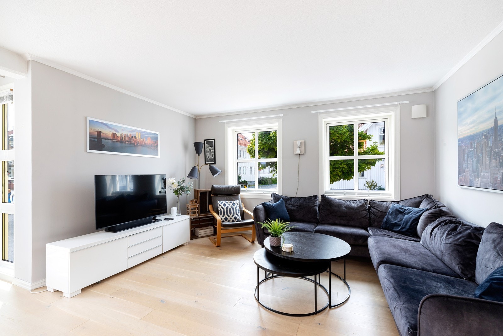 Stue med god plass til sofagruppe Galleribilde