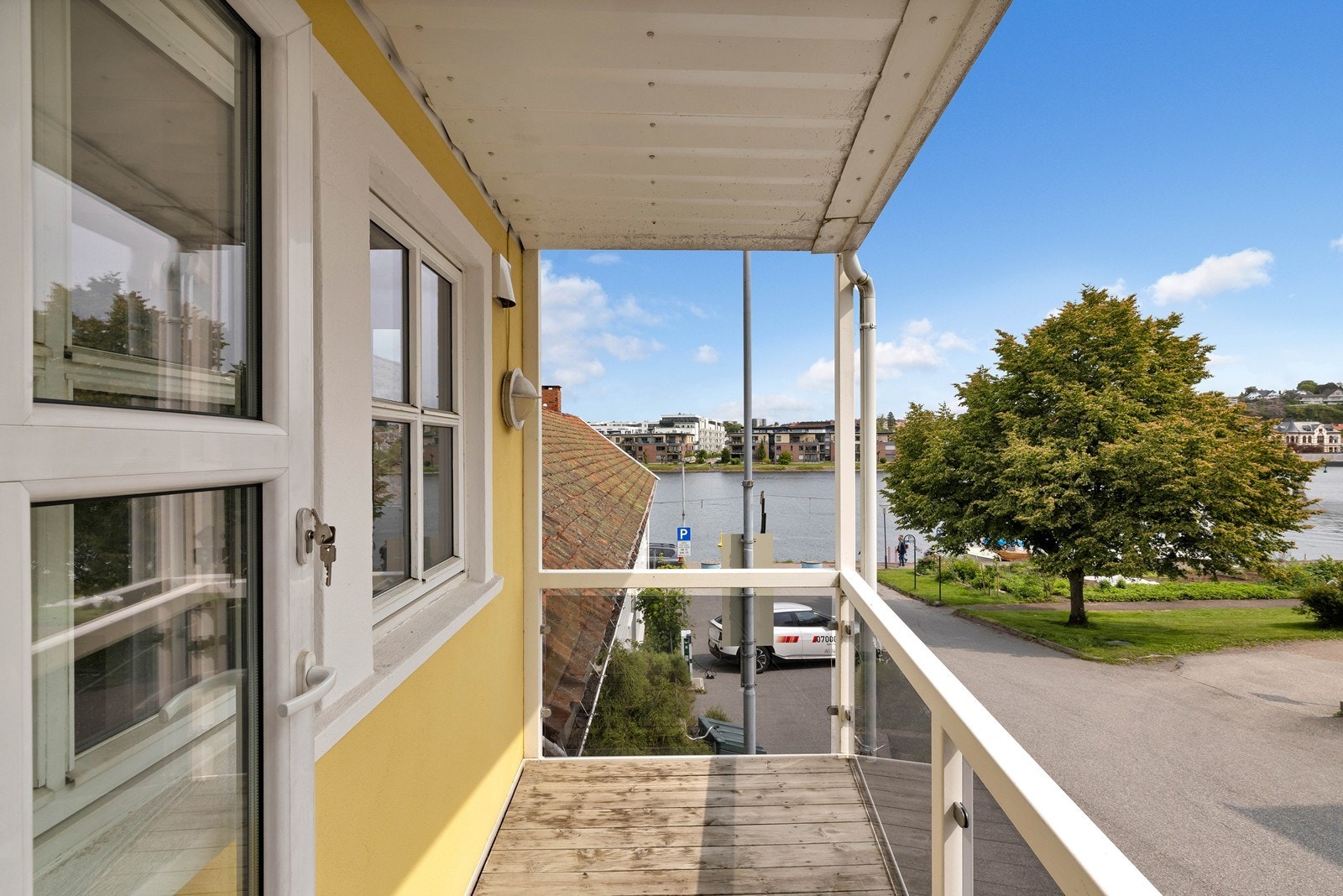 Balkong med utsikt mot Otra Galleribilde