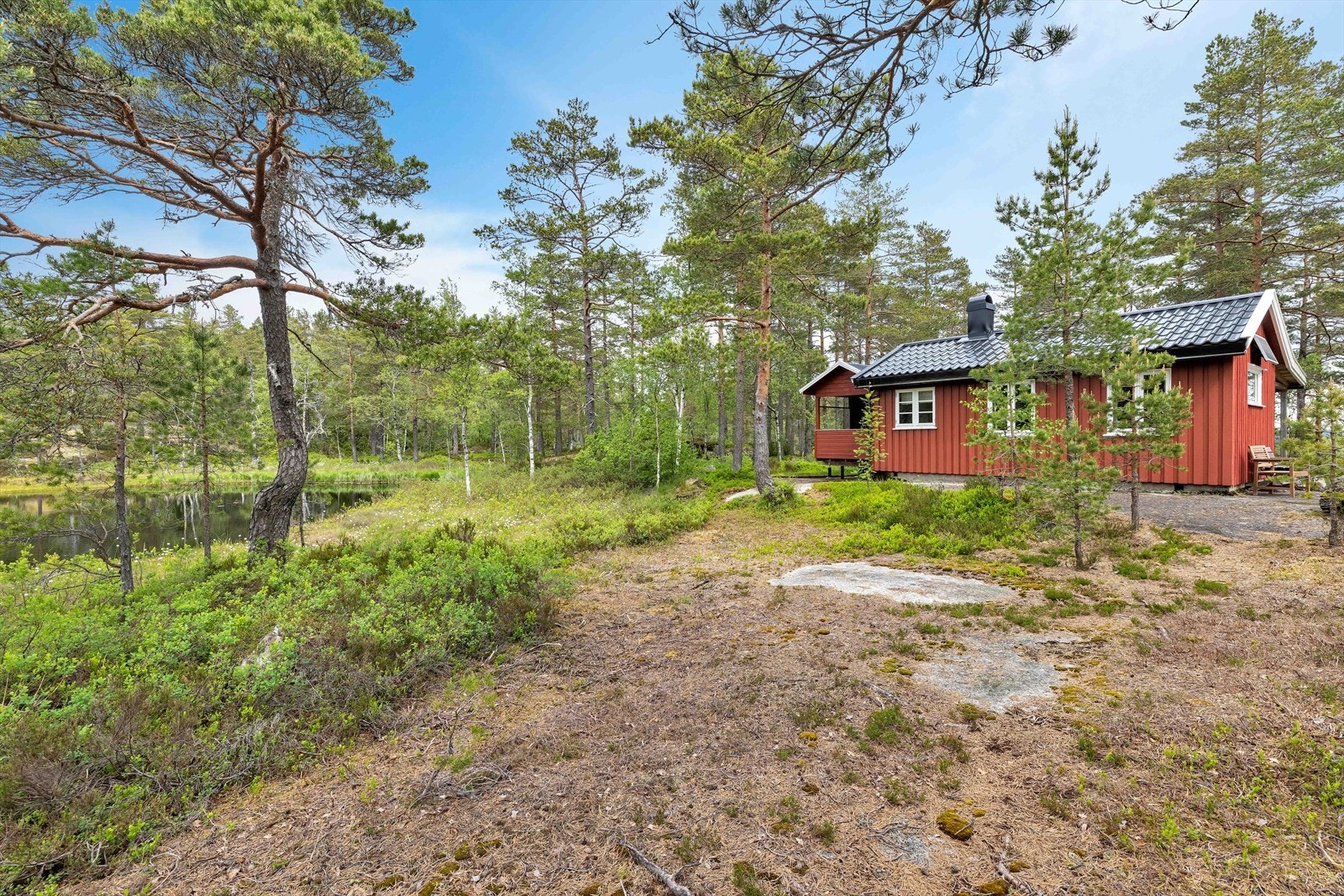Det er skiftet tak, vinduer, kledning og pipe. Galleribilde