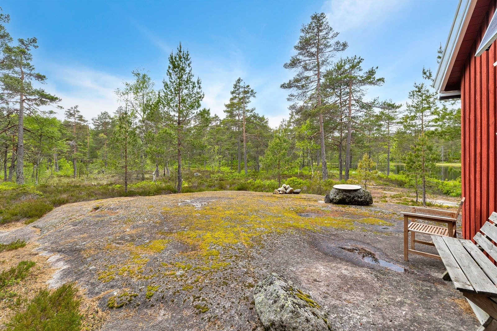 Nakne fjellpartier rundt hytta. Galleribilde