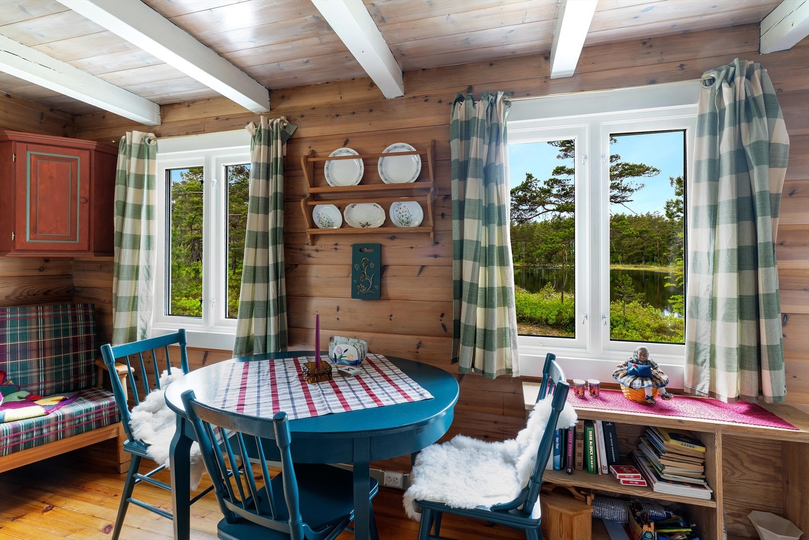 Stue med plass for sittegruppe og spisebord. Galleribilde