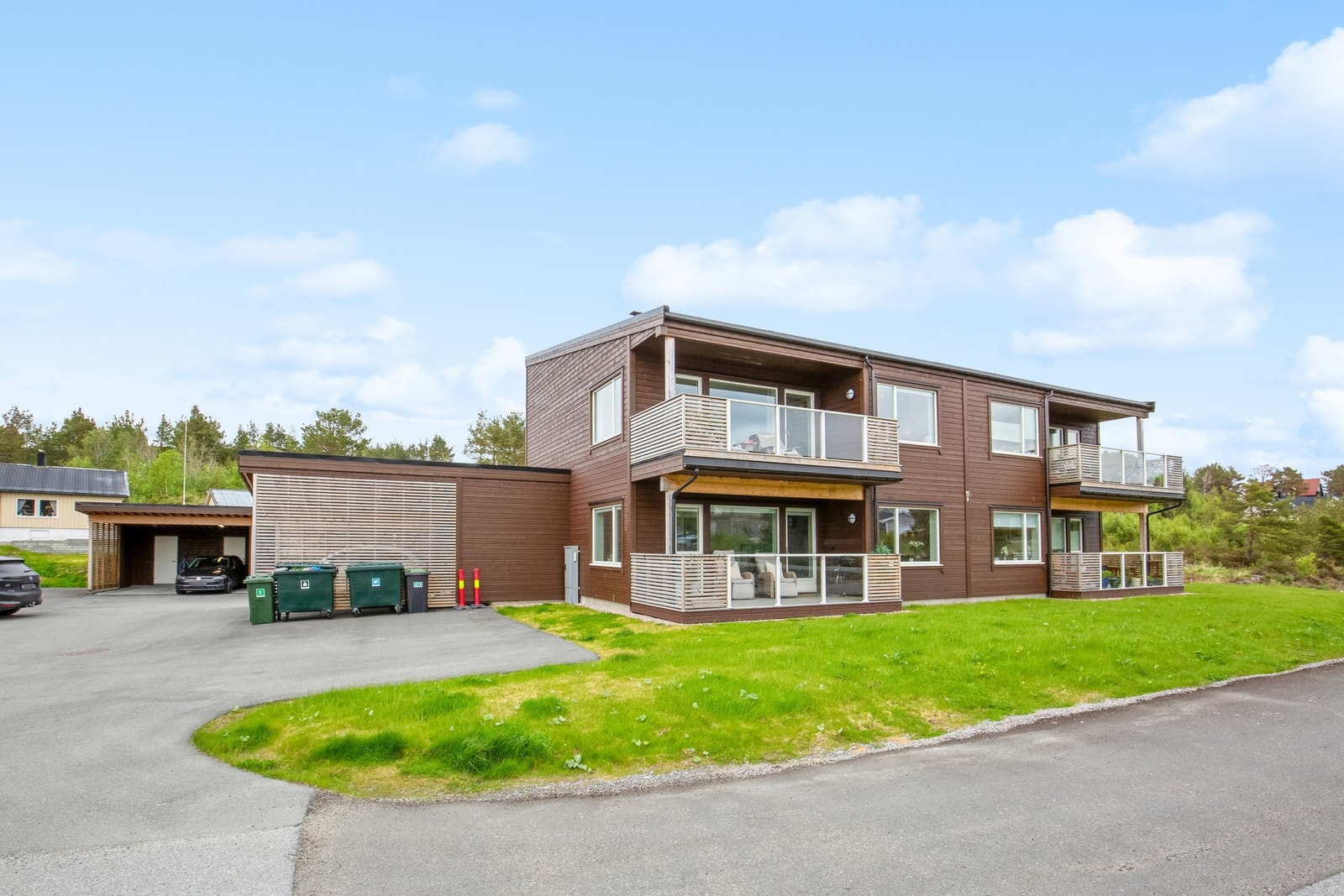 En nyere og flott leilighet i 1 etasje med stor veranda og carport Galleribilde