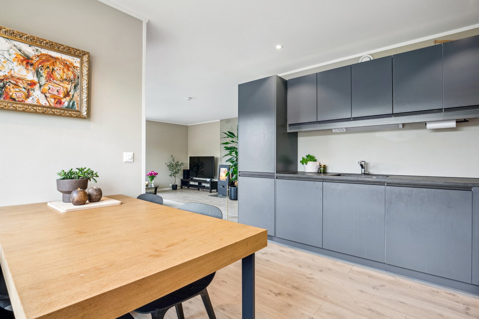 Det er god plass til spisebord på kjøkkenet Galleribilde