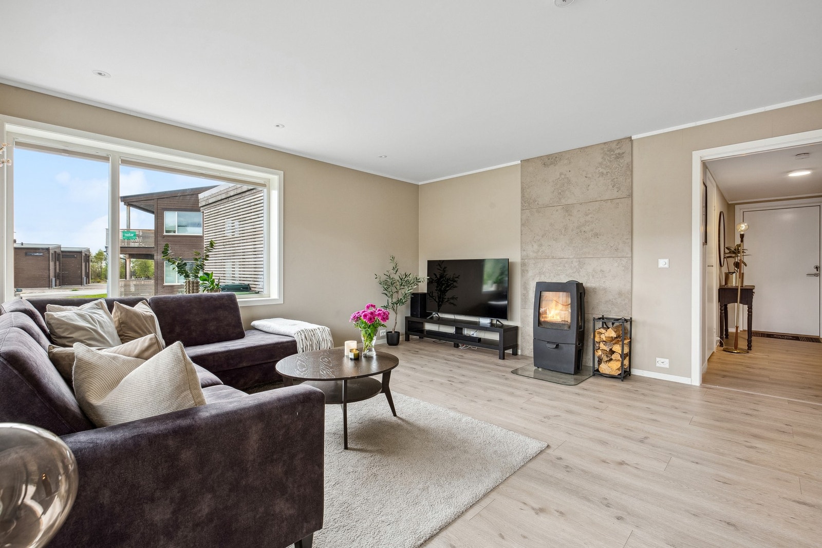 Lys og trivelig stue med vedfyring og utgang til veranda Galleribilde