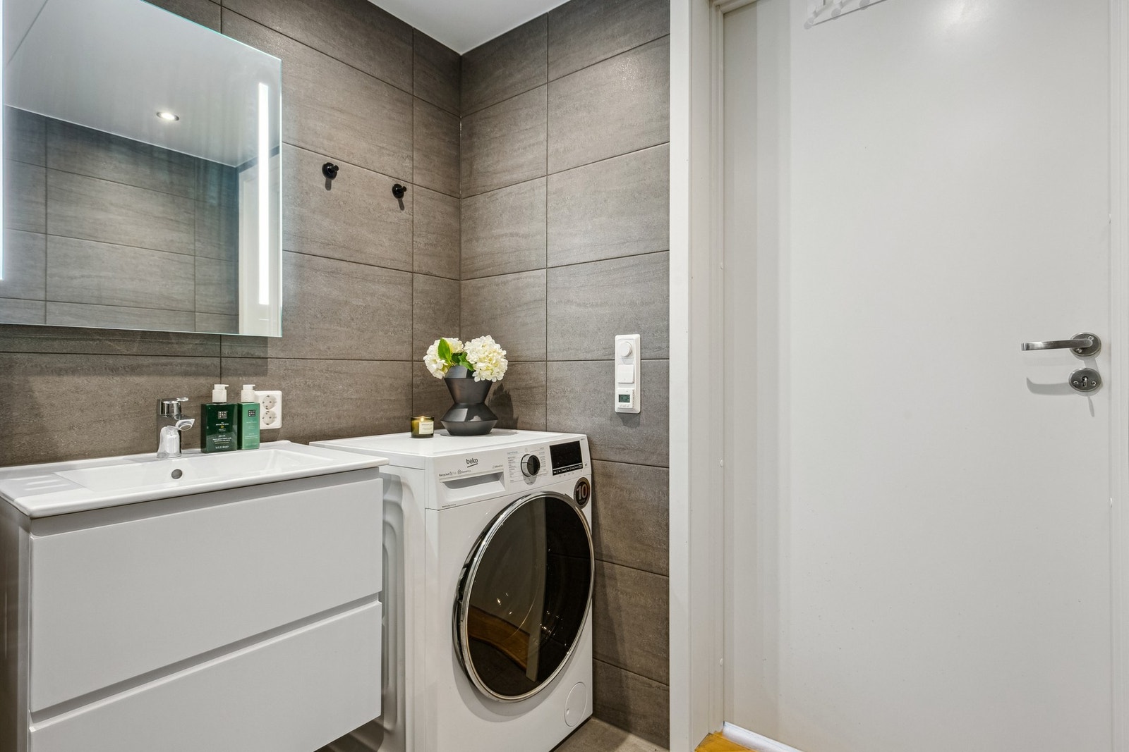 Det er også opplegg til vaskemaskin på badet Galleribilde