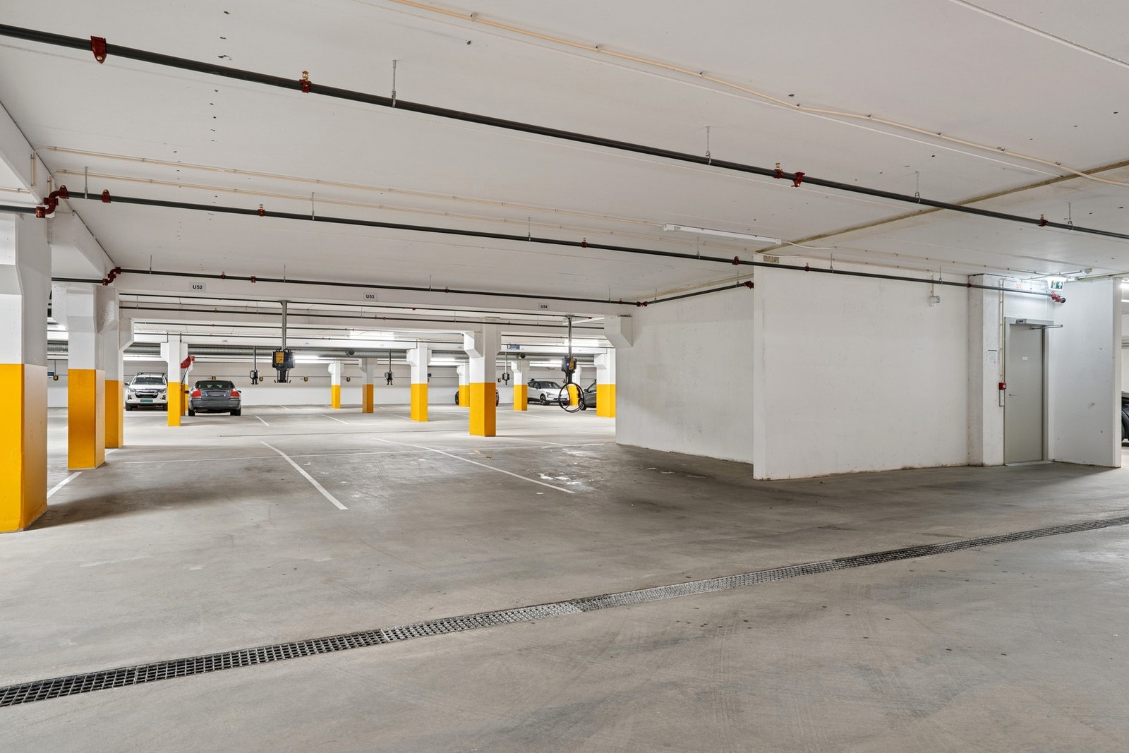 Leiligheten disponerer to garasjeplasser ved siden av hverandre (nr. 53 og 54) med elbil-lader på nr. 54 og opplegg for elbil-lader på nr. 53 Galleribilde