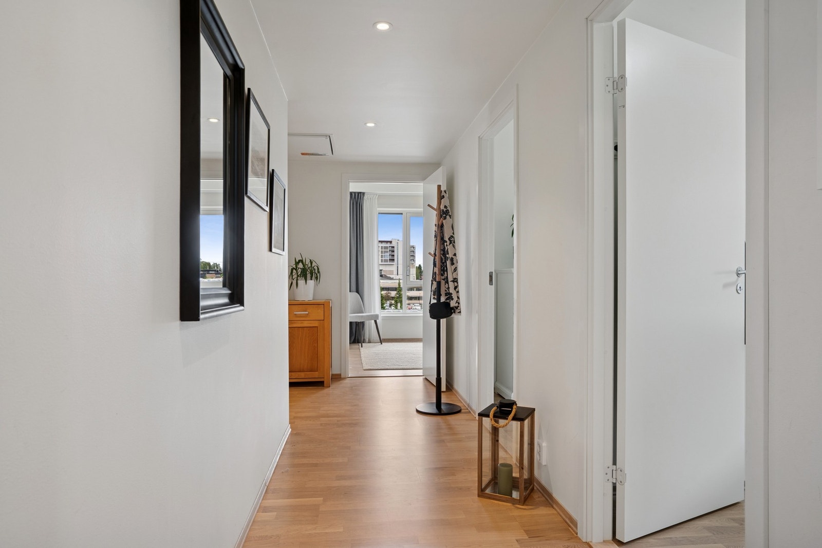 Leiligheten har en innbydende entré med lun, vannbåren gulvvarme gir en god velkomst. Galleribilde