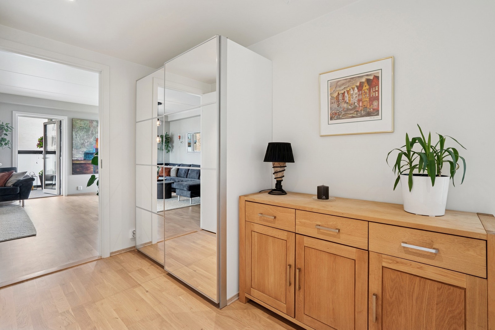 Herfra når du alle rom i leiligheten, og det er godt med plass til både oppbevaring og møblering. Galleribilde