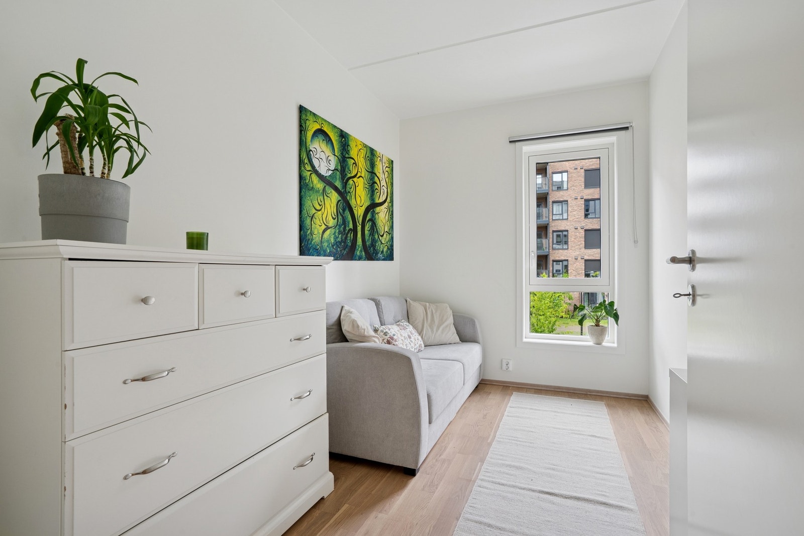 Det tredje soverommet kan innredes etter behov. Fungerer perfekt som gjesterom, kontor eller barnerom. Galleribilde
