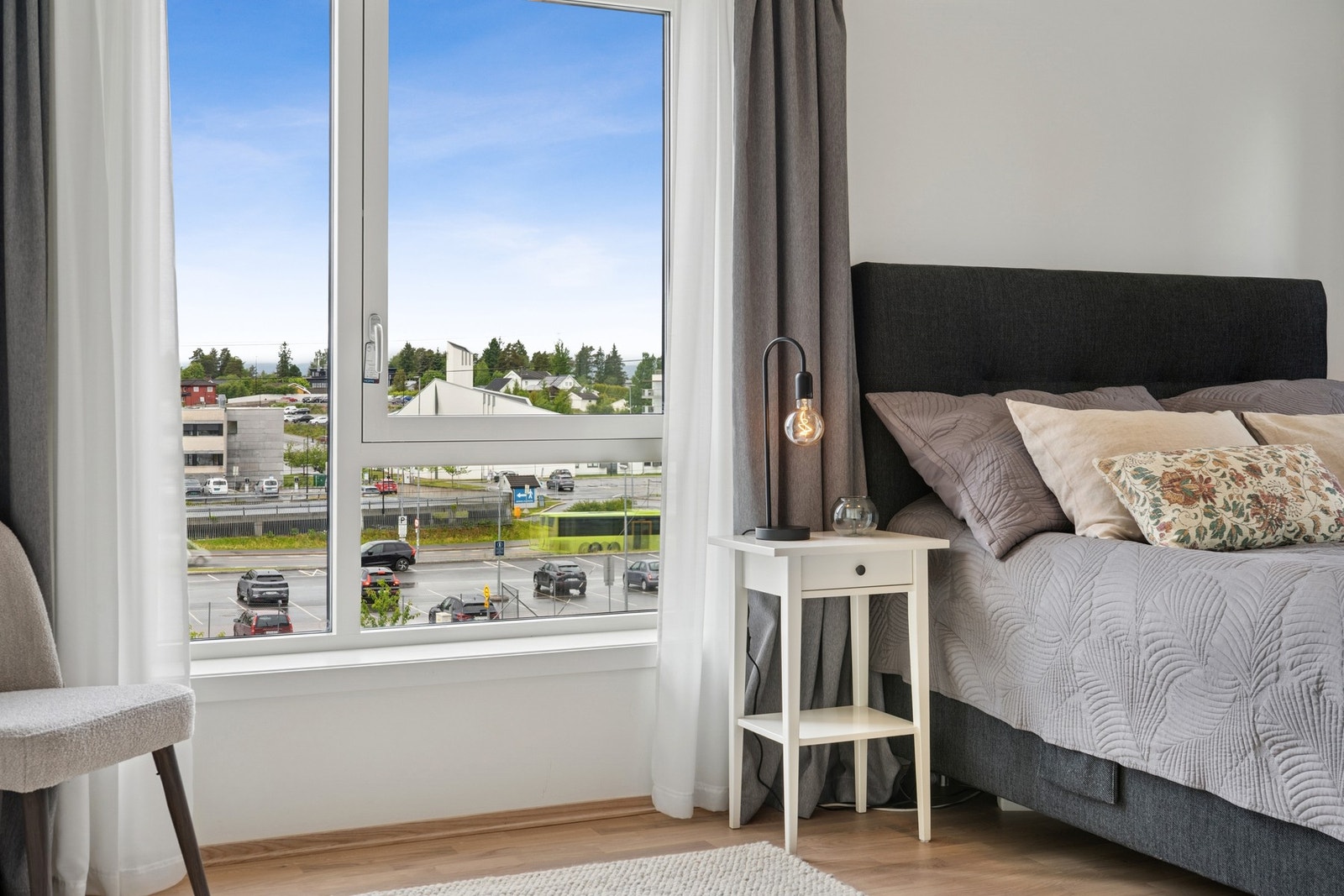 Rommet har parkett på gulvet, god plass til dobbeltseng og diverse møbler. Vinduet slipper inn rikelig med naturlig sollys. Galleribilde