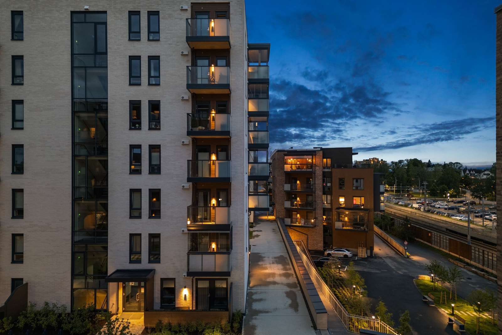 Jessheim stasjon ligger i gåavstand og har hyppige togavganger mot Oslo, Drammen og Dal. Galleribilde