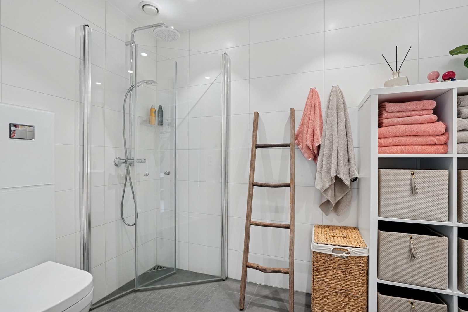 Delikat, helfliset en-suite bad tilknyttet hovedsoverommet. Utstyrt med gulvvarme, regnfallsdusj og moderne innredning. Her er det også opplegg for vaskemaskin. Galleribilde