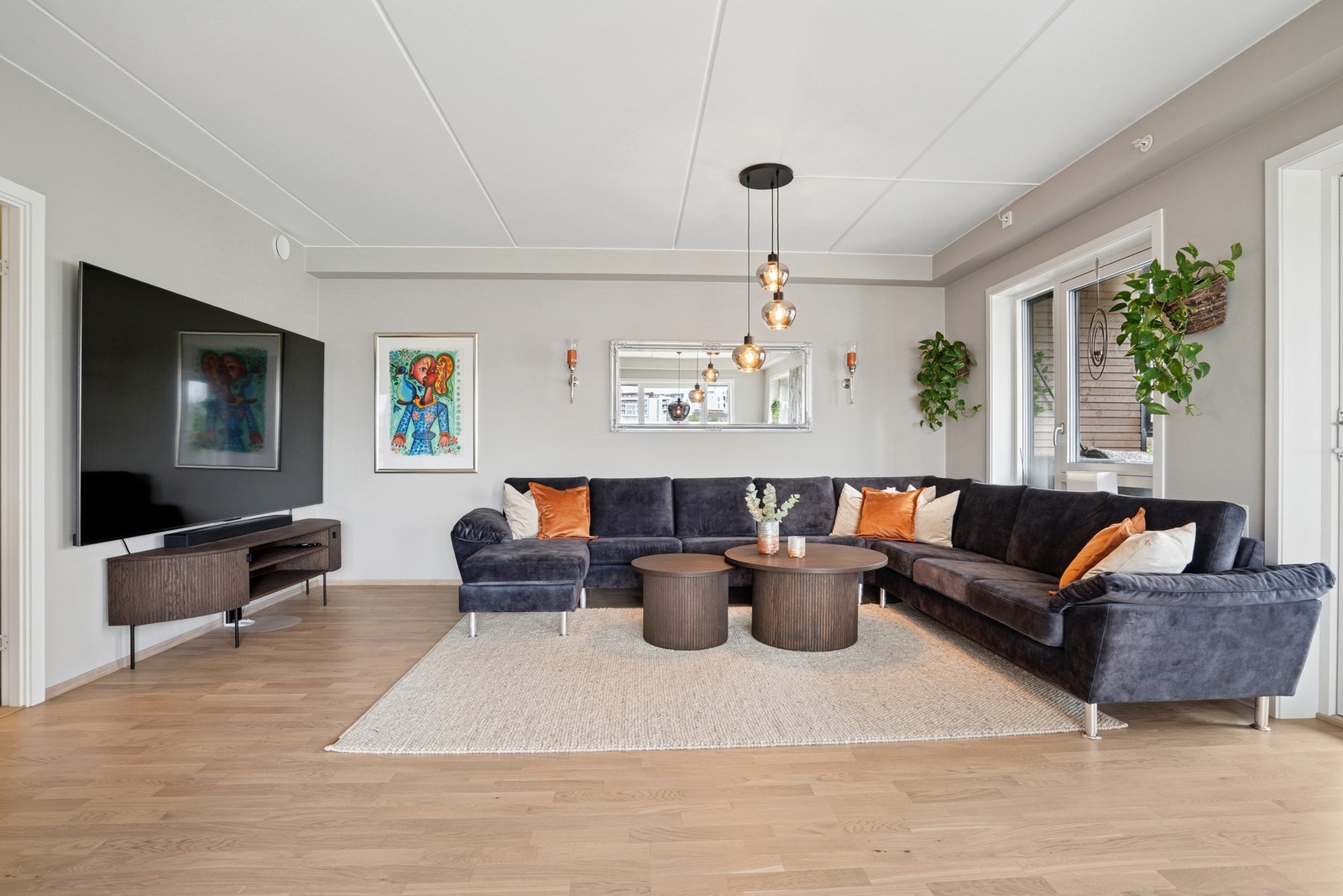 De store vinduene sørger for naturlig sollys hele dagen. Galleribilde