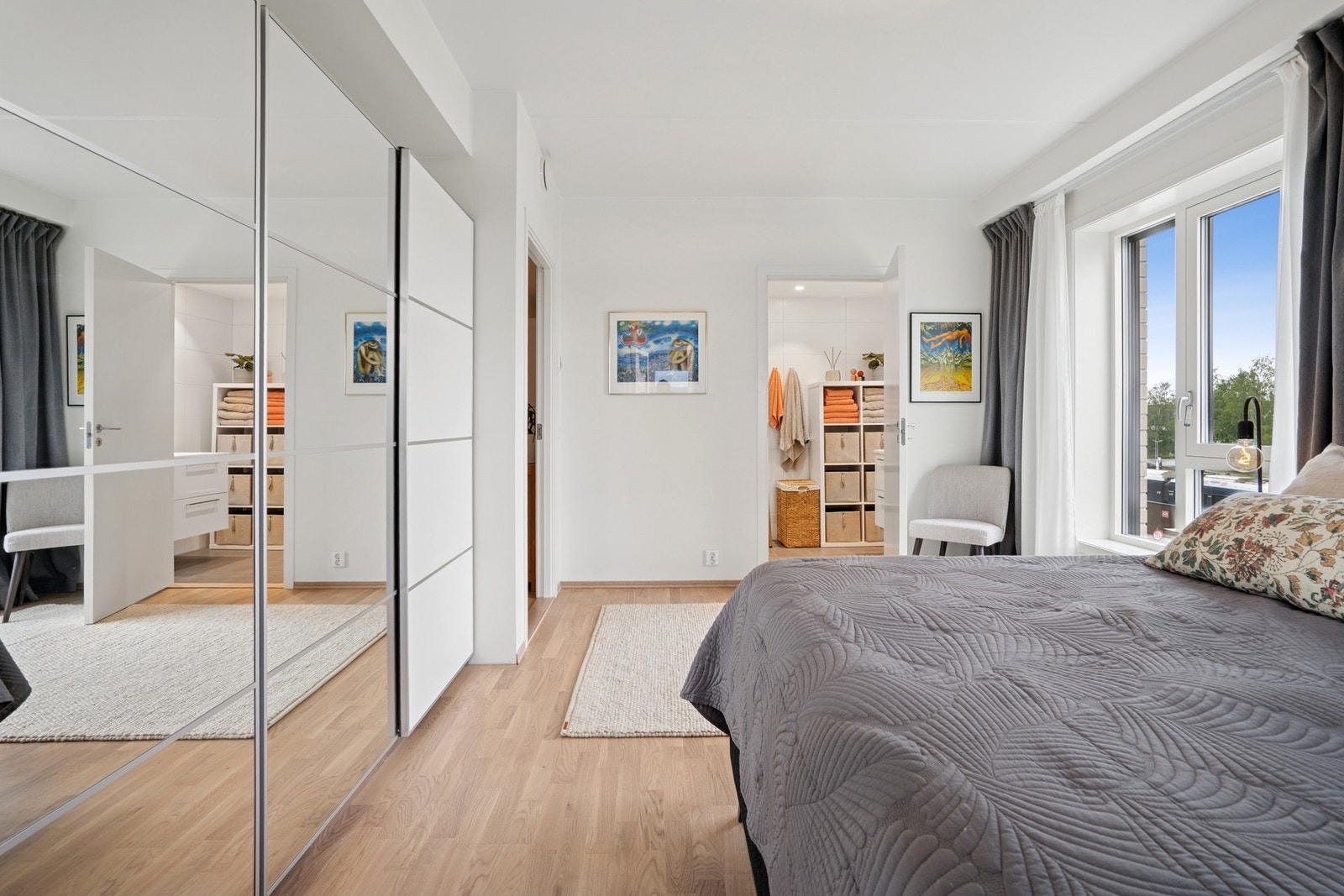 Soverommet har skyvedørsgarderobe med speilfronter med god plass til oppbevaring. Galleribilde