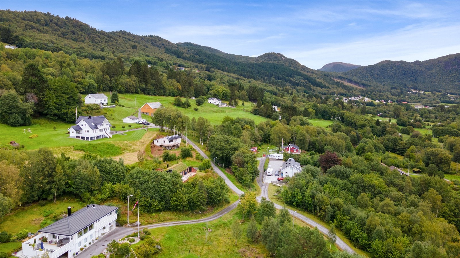 Dronebilde tatt fra vest mot øst Galleribilde