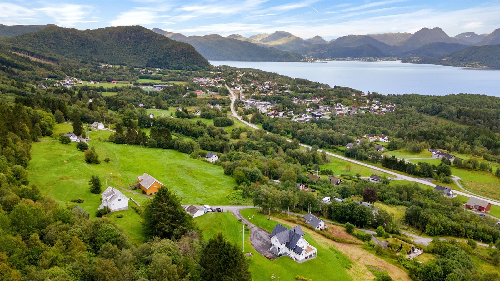 Dronebilde tatt fra nordvest mot øst Galleribilde