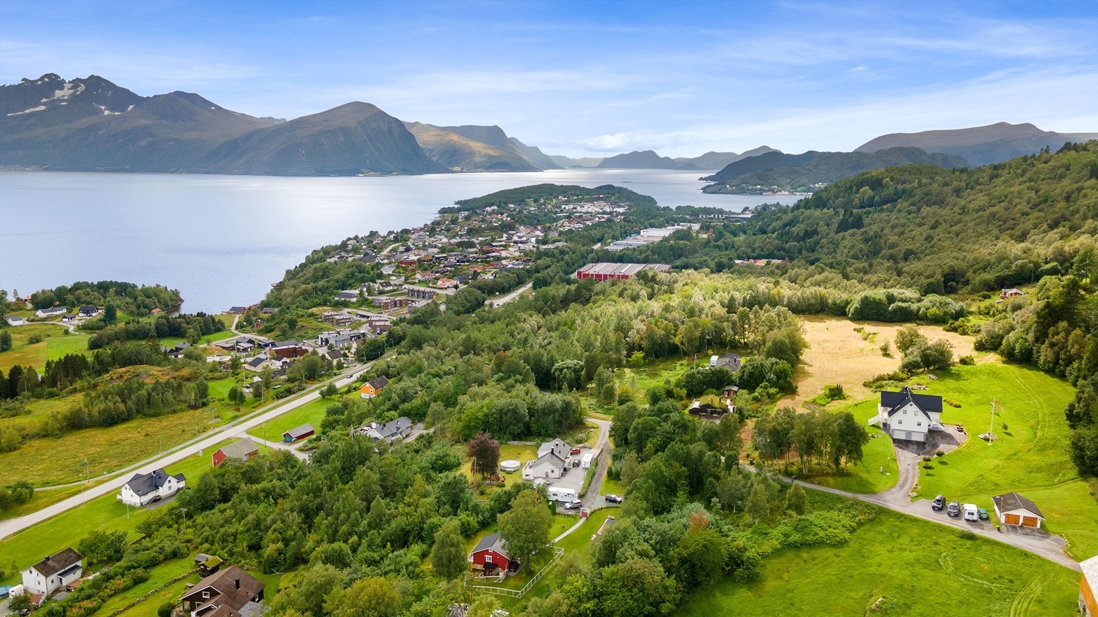 Dronebilde av nærområdet tatt fra øst mot vest Galleribilde