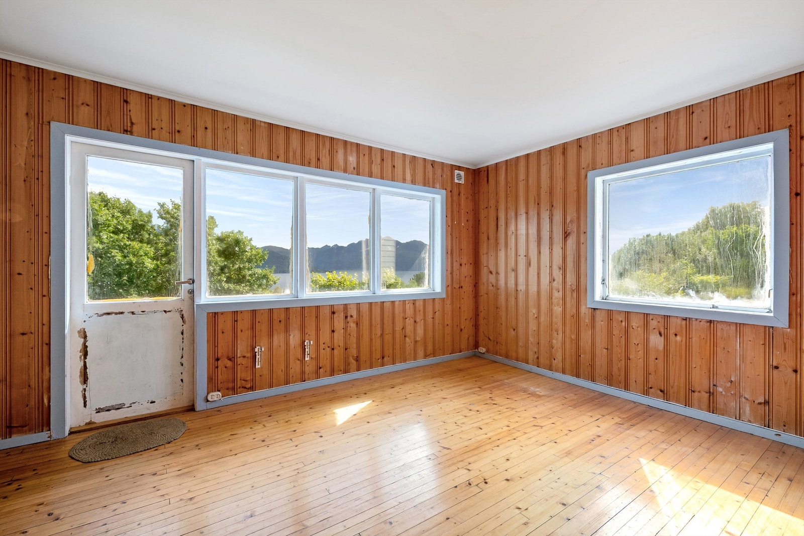 Stue med utgang til veranda med trapp til hage Galleribilde