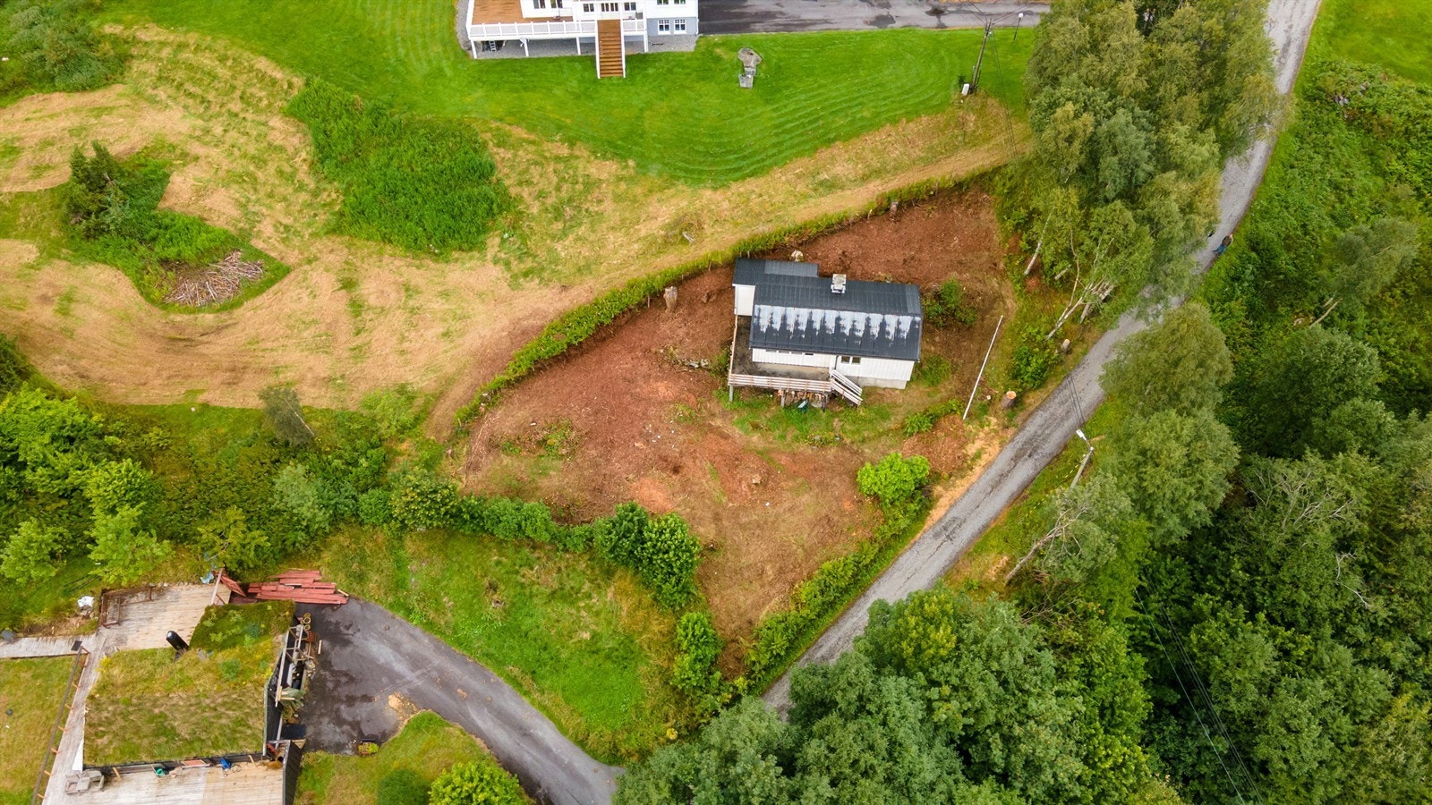 Dronebilde av eiendommen sett ovenfra Galleribilde