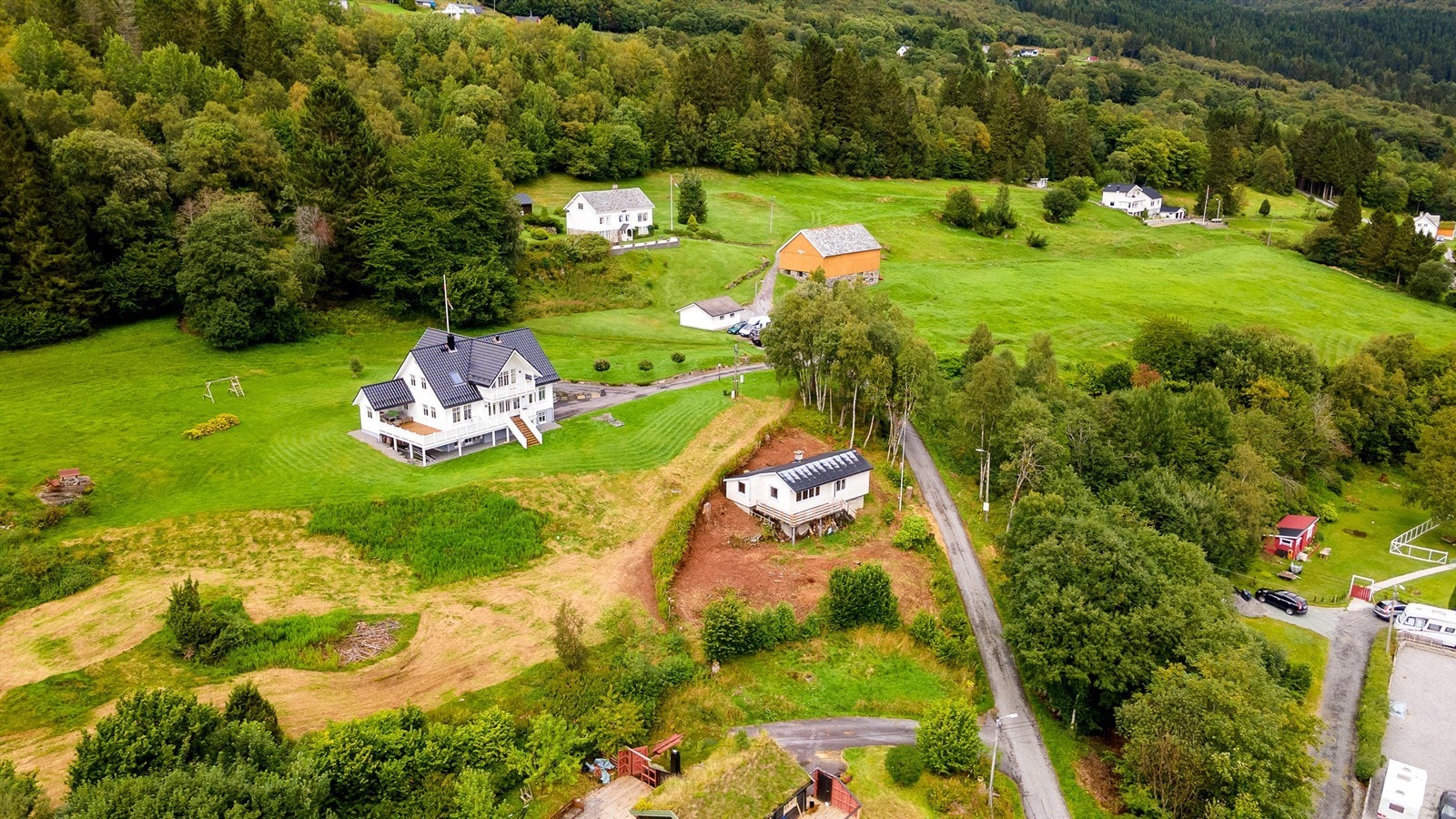 Dronebilde av eiendommen og nærområdet Galleribilde