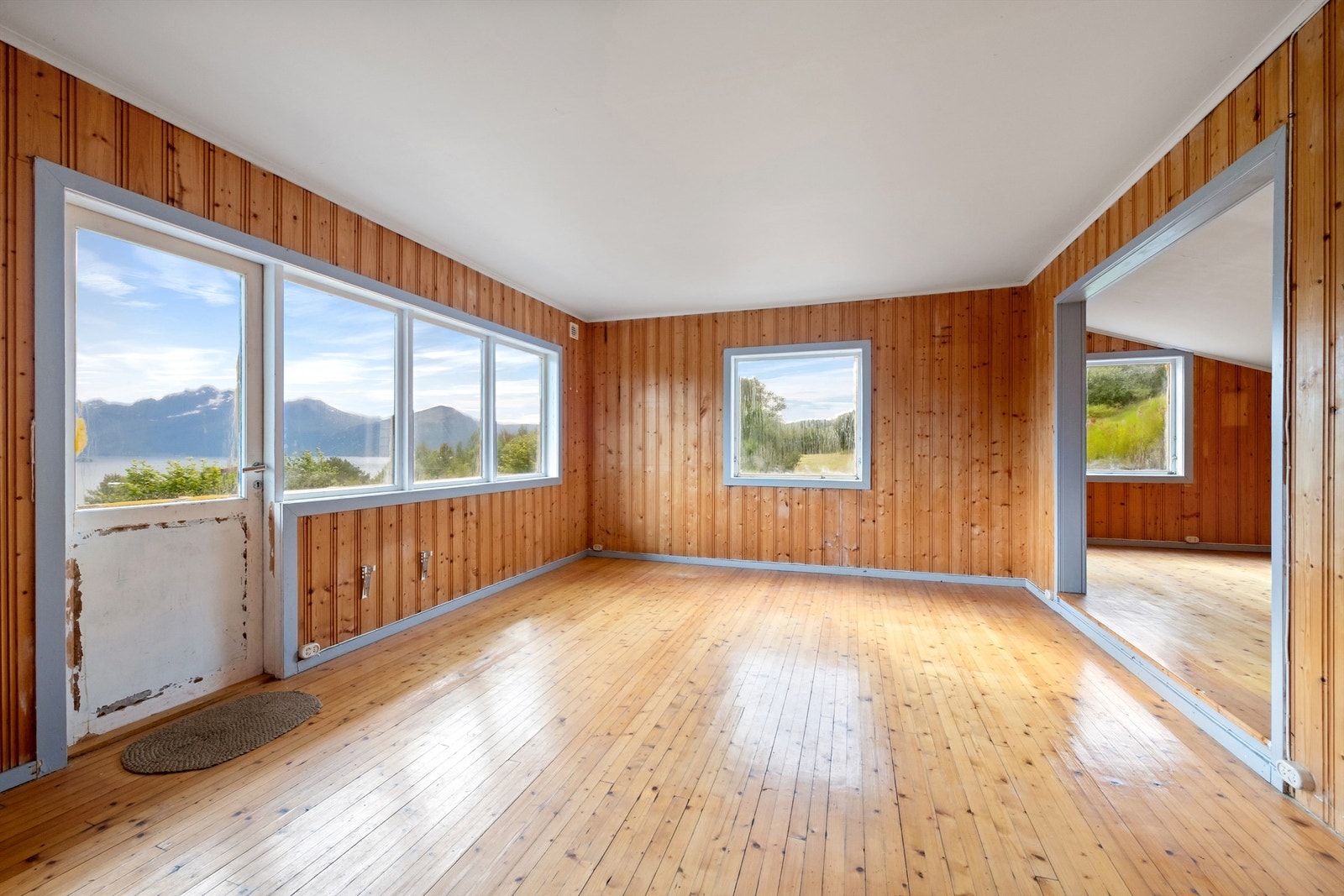 Stue nr. 1 med stor åpning til stue nr. 2 Galleribilde