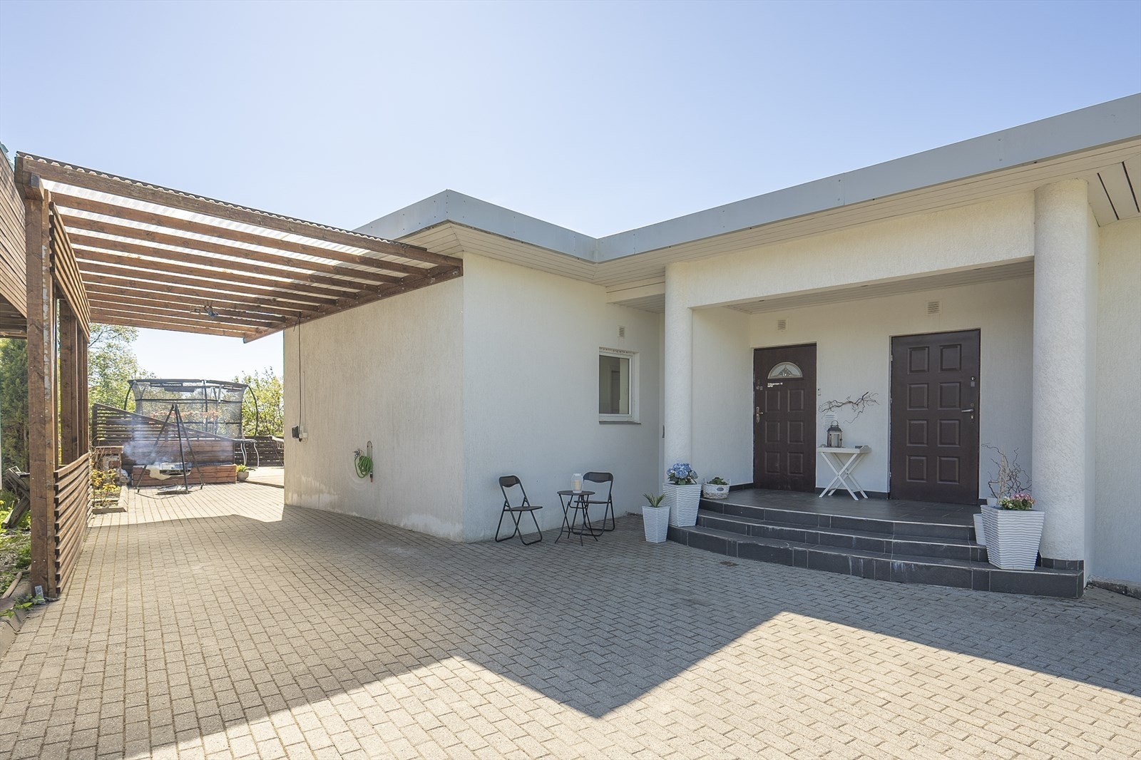 Tilknyttet carport og flott gårdstun med brostein Galleribilde