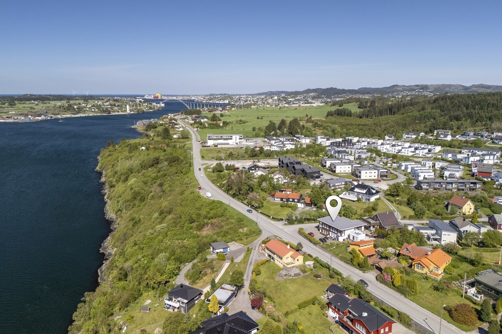 Dronebilde der man ser mot Oasen Storsenter, kort avstands til dagligvare
' Galleribilde