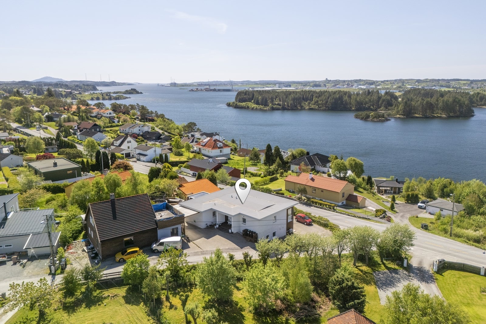Velkommen til Haugvegen 1C, påkostet og romlig leilighet med tre soverom og sjøutsikt. Galleribilde