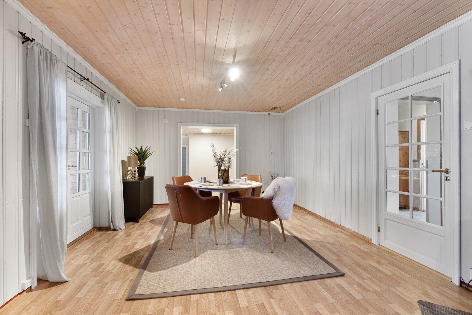 Spisestue med doble terrassedører ut til vinterhagen Galleribilde