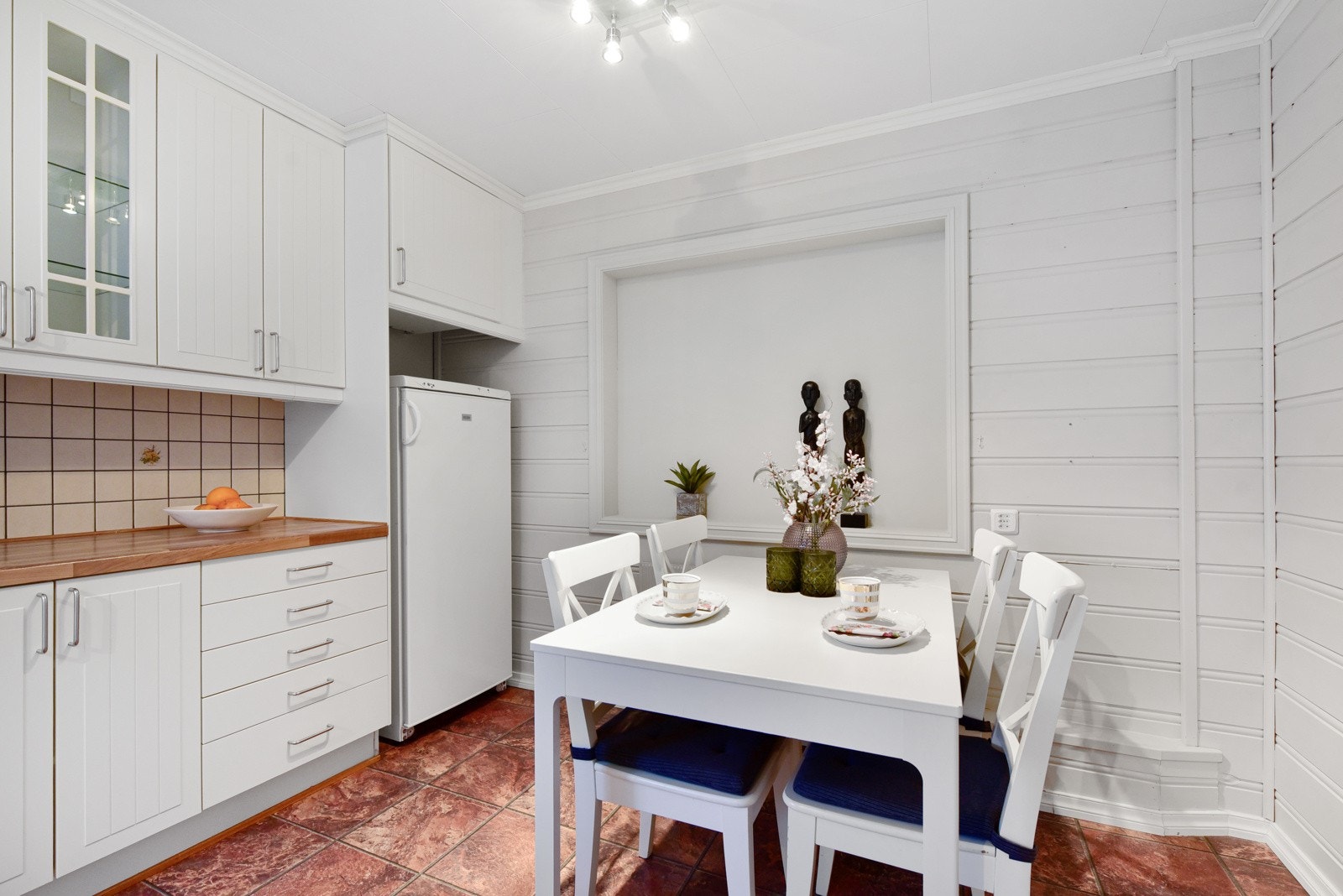 Hyggelig og praktisk spiseplass på kjøkkenet Galleribilde